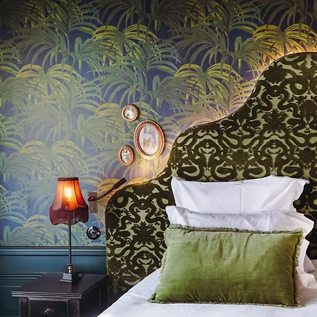 Madame C - Très Particulier Hotel 4*