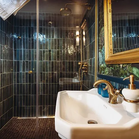 Madame C - Très Particulier