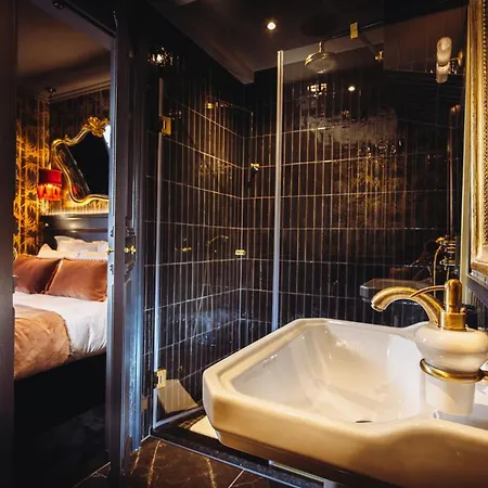 Madame C - Très Particulier Hotel